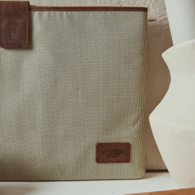 Beige 15"-Zoll-Laptoptasche auf dem Tisch mit dem Laptop daneben - MONPIEL 2