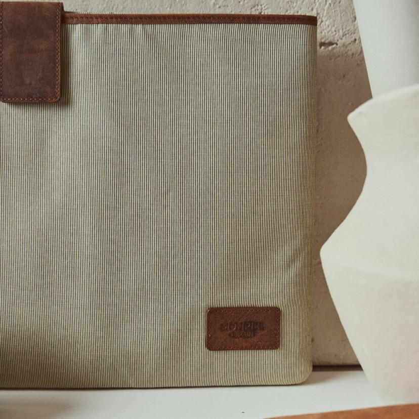 15"-inch leather laptop sleeve in beige with front view and enlarged logo detail - MONPIEL