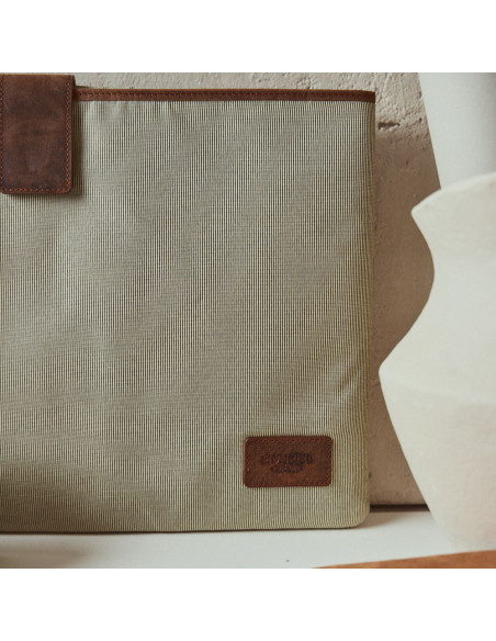 Lederhülle für 15"-Zoll-Laptop in Beige, Frontalansicht, vergrößertes Logo-Detail - MONPIEL