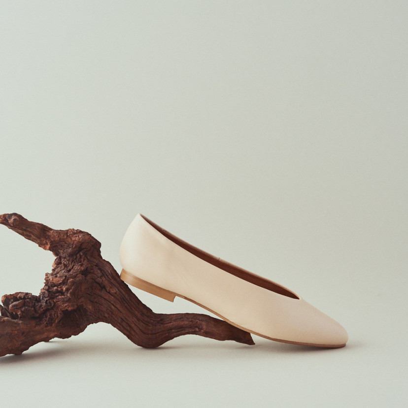 Beige flat ballerina with side view and heel resting on a branch - MONPIEL