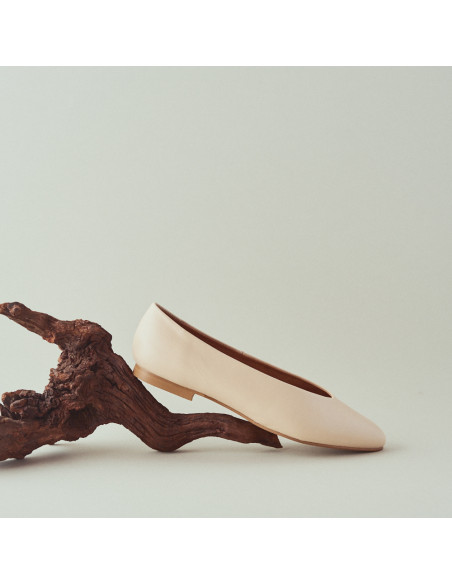 Flacher Ballerinaschuh in Beige, Profilansicht, Absatz auf einem Ast abgestützt - MONPIEL