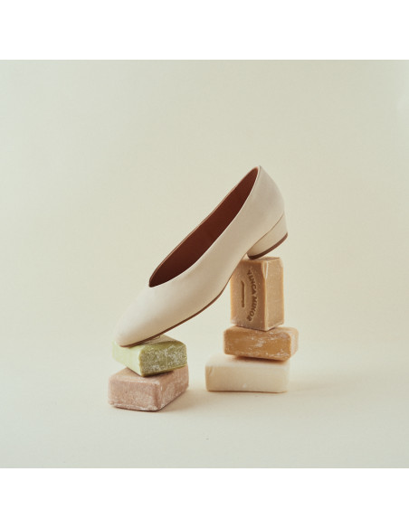 Ballerina con tacco color beige, appoggiata in prospettiva su saponi - MONPIEL Ballerina con tacco color beige, appoggiata in prospettiva su saponi - MONPIEL