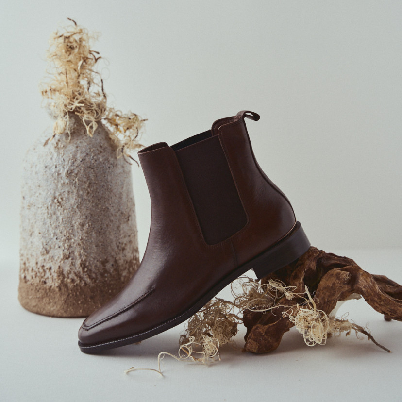Luisa brown leather Chelsea boot with side view resting on a branch - MONPIEL