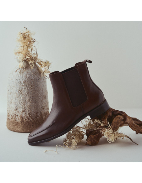 Luisa brown leather Chelsea boot with side view resting on a branch - MONPIEL Luisa brown leather Chelsea boot with side view resting on a branch - MONPIEL