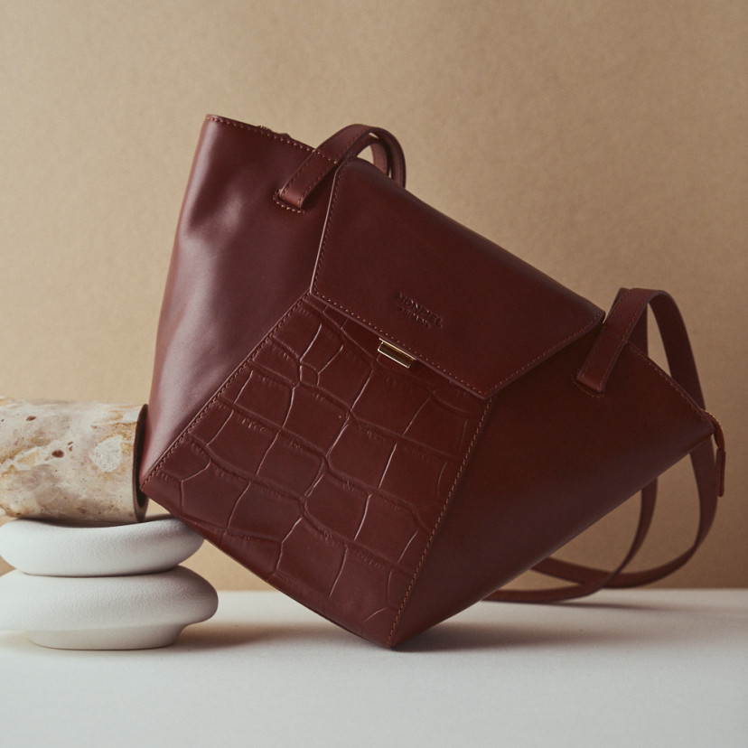Bolsa de couro feminina tote bag Paris Coco na cor marrom, vista frontal inclinada - MONPIEL