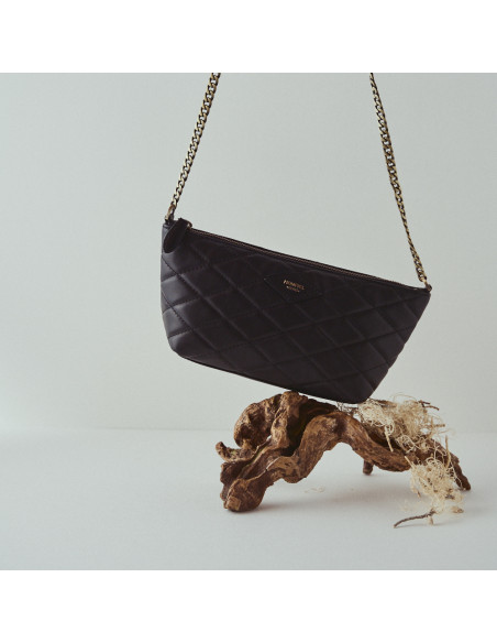 Kleine schwarze gesteppte Ledertasche New York, Frontalansicht, auf einem Ast abgestützt - MONPIEL