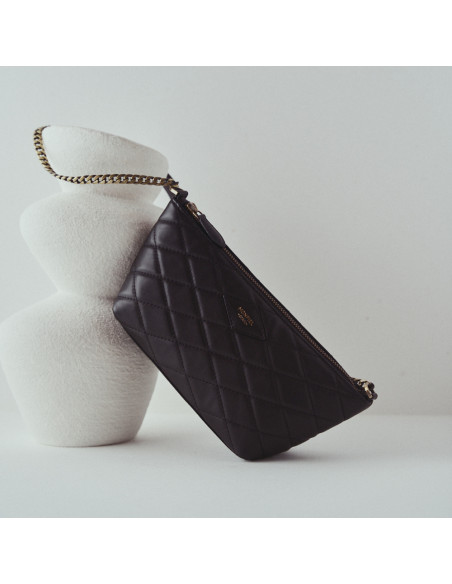 Bolso de piel mujer pequeño acolchado New York en color negro apoyado en jarrón - MONPIEL