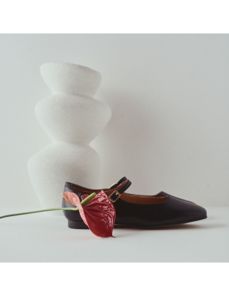 Carlota-Mary-Jane-Schuh mit Riemen in Schwarz, Profilansicht, Blumendetail - MONPIEL