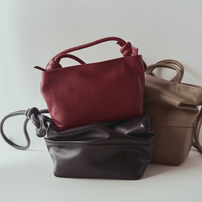 Bolsa pequena de couro com nós na cor bordeaux com preto e taupe - MONPIEL