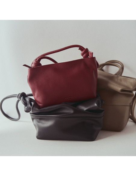 Kleine Ledertasche mit Knoten in Bordeaux, Schwarz und Taupe - MONPIEL Kleine Ledertasche mit Knoten in Bordeaux, Schwarz und Taupe - MONPIEL