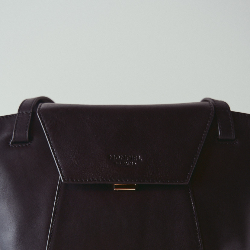 Bolsa de couro feminina tote bag Paris na cor preta, close-up do logo em detalhe - MONPIEL