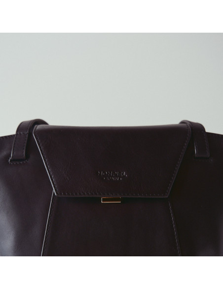 Black leather tote bag Paris, close-up of logo detail - MONPIEL