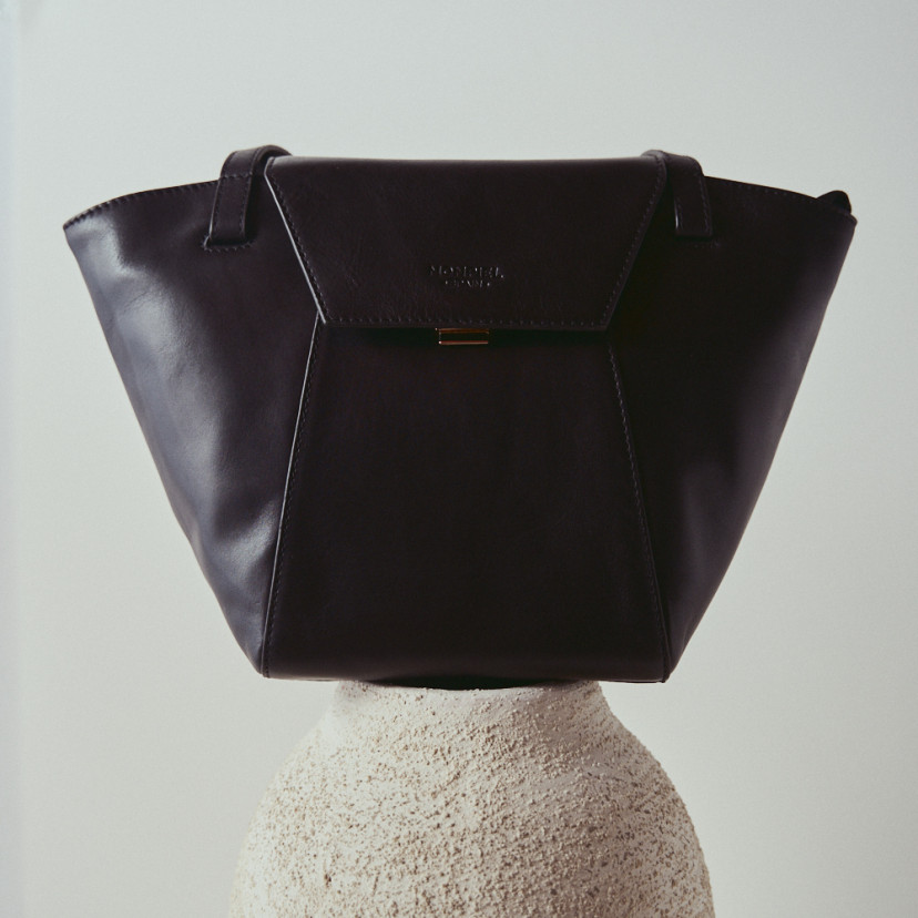 Bolsa de couro feminina tote bag Paris na cor preta, close-up sobre um vaso - MONPIEL