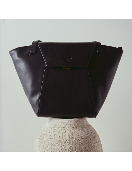Black leather tote bag Paris, close-up, placed atop a vase - MONPIEL