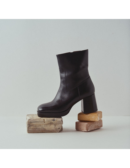 Claudia-Plattform-Stiefelette in Schwarz, Profilansicht, Nahaufnahme, auf Seife und einem Felsen abgestützt - MONPIEL Claudia-Plattform-Stiefelette in Schwarz, Profilansicht, Nahaufnahme, auf Seife und einem Felsen abgestützt - MONPIEL