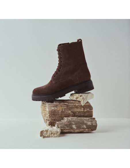 Bota de cadarços Camila em camurça marrom, vista de perfil, apoiada na madeira - MONPIEL Bota de cadarços Camila em camurça marrom, vista de perfil, apoiada na madeira - MONPIEL