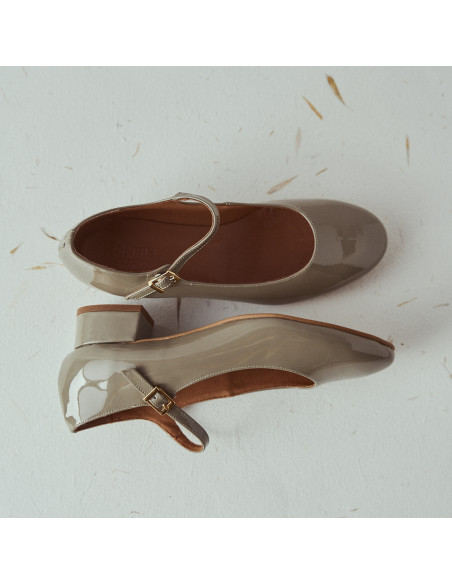 Scarpa da donna Mary Jane in pelle verniciata color taupe, vista di profilo e frontale dall’alto - MONPIEL