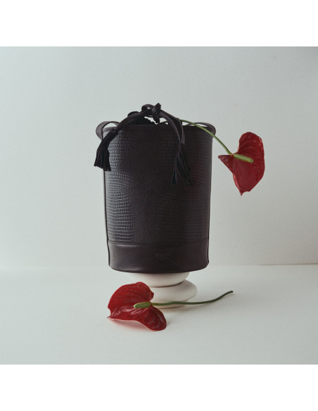 Runde Ledertasche im Bucket-Stil in schwarzer Schlangenlederoptik, Frontalansicht, Blumendetail, weißer Hintergrund - MONPIEL