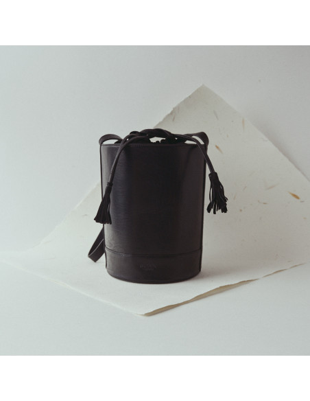 Round cube-shaped leather bag in black with front view, paper detail - MONPIEL