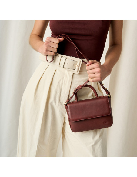 Petit sac structuré en cuir marron, tenu par la longue bandoulière, vue de face - MONPIEL