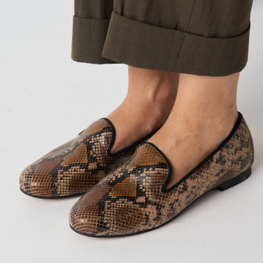 Slipper de piel serpiente color marrón primer plano detalle pies juntos sobre el suelo - MONPIEL 