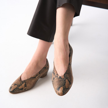 Heeled ballet flat in tan, resting on grey trays, side perspective view - MONPIEL 2