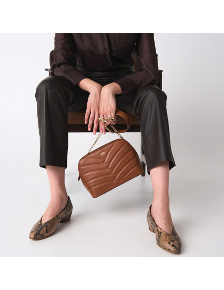 Bolsa Acolchoada de Couro com Corrente Dourada