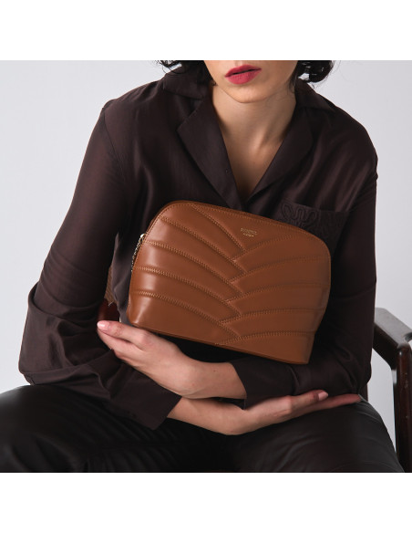 Bolsa Acolchoada de Couro com Corrente Dourada