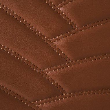 Sac matelassé en cuir couleur cuir avec chaîne dorée, à côté de savons - MONPIEL 2