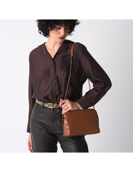 Bolsa Acolchoada de Couro com Corrente Dourada