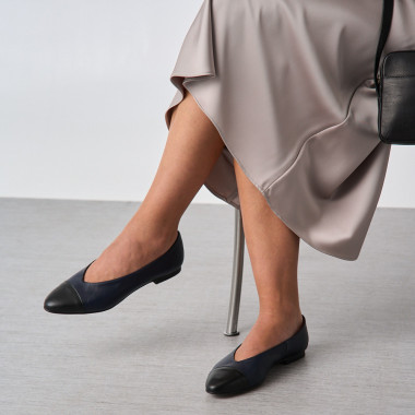 Ballerines plates Ameliè avec bout beige/cuivre métallisé, vue de profil, talon posé sur une décoration - MONPIEL 2