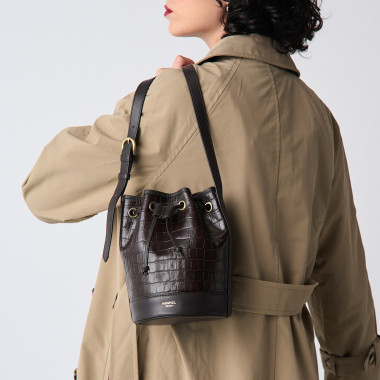 Petit sac seau en cuir couleur cuir, vue de face, à côté d’un vase - MONPIEL 2