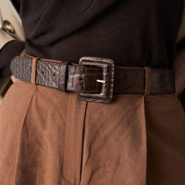 Wide women's leather belt with covered buckle in tan, close-up with focus on the buckle - MONPIEL 2