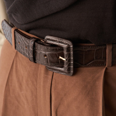 Wide women's leather belt with leather-covered buckle in leather color, close-up, buckle focus - MONPIEL 2