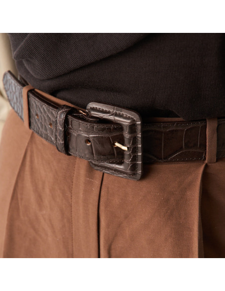 Women's wide belt in leather with lined buckle