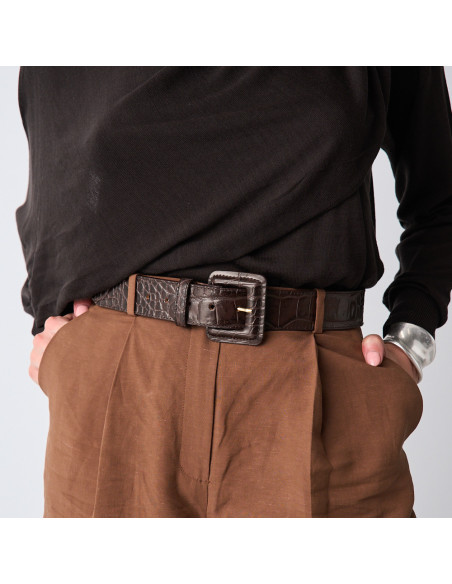 Wide women's leather belt with lined buckle