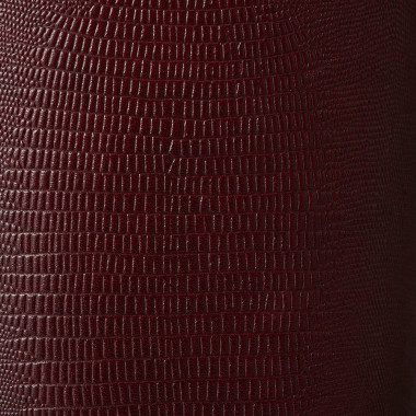 Bolso redondo en forma de cubo de color habana con vista frontal apoyado sobre un mueble y de fondo un espejo - MONPIEL 2