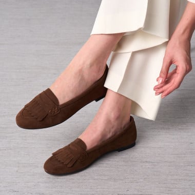 Mocassino in pelle scamosciata color cuoio con frange, primo piano frontale con piedi incrociati - MONPIEL