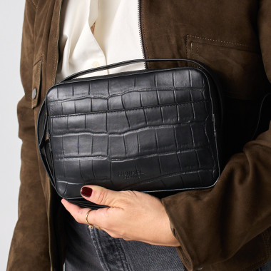 Krokodilleder Umhängetasche in braun, mit Umhängegriff in den Händen gehalten, Frontansicht - MONPIEL 2