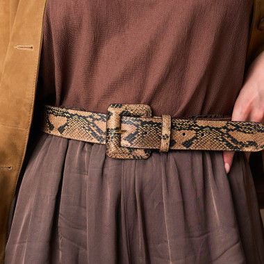 Ceinture large pour femme en cuir avec boucle recouverte de cuir couleur cuir, gros plan, mise au point sur la boucle - MONPIEL 2