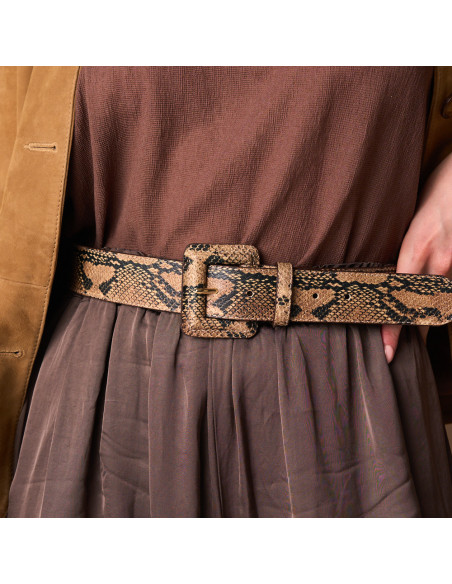 Wide women's leather belt with lined buckle