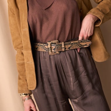Ceinture large pour femme en cuir avec boucle recouverte de cuir couleur cuir, gros plan, mise au point sur la boucle - MONPIEL 2