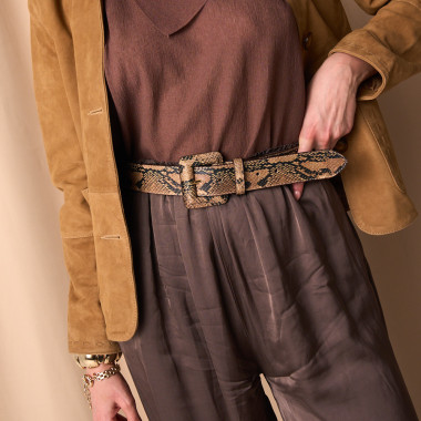 Wide women's leather belt with leather-covered buckle in leather color, close-up, buckle focus - MONPIEL 2
