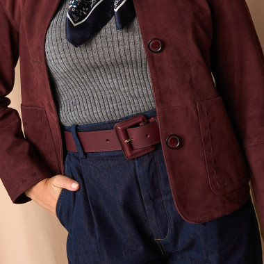 Wide women's leather belt with covered buckle in tan, close-up with focus on the buckle - MONPIEL 2