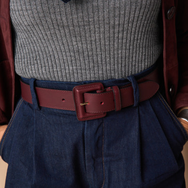 Wide women's leather belt with leather-covered buckle in leather color, close-up, buckle focus - MONPIEL 2