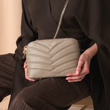 Bolso acolchado de piel con cadena oro en color cuero con jabones al lado - MONPIEL 2