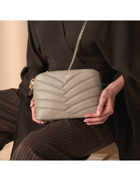 Bolsa Acolchoada de Couro com Corrente Dourada