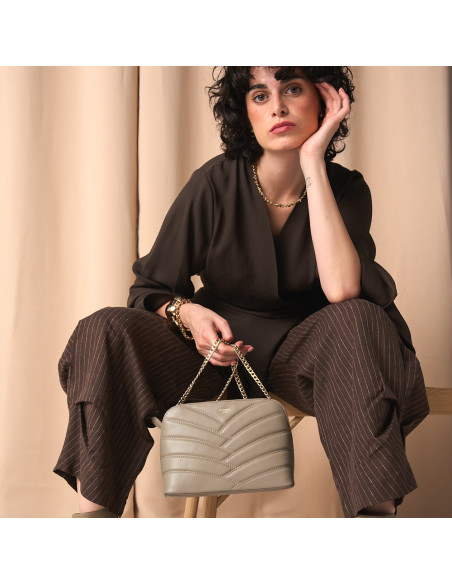 Bolsa Acolchoada de Couro com Corrente Dourada