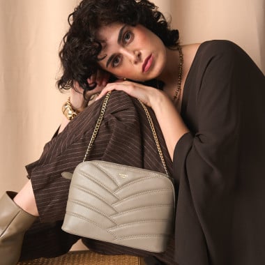 Bolso acolchado de piel con cadena oro en color cuero con jabones al lado - MONPIEL 2