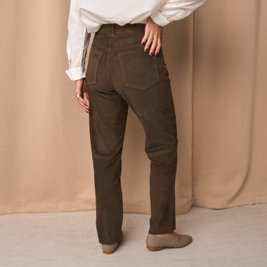 Pantaloni in pelle scamosciata color verde, primo piano del taschino posteriore - MONPIEL 2